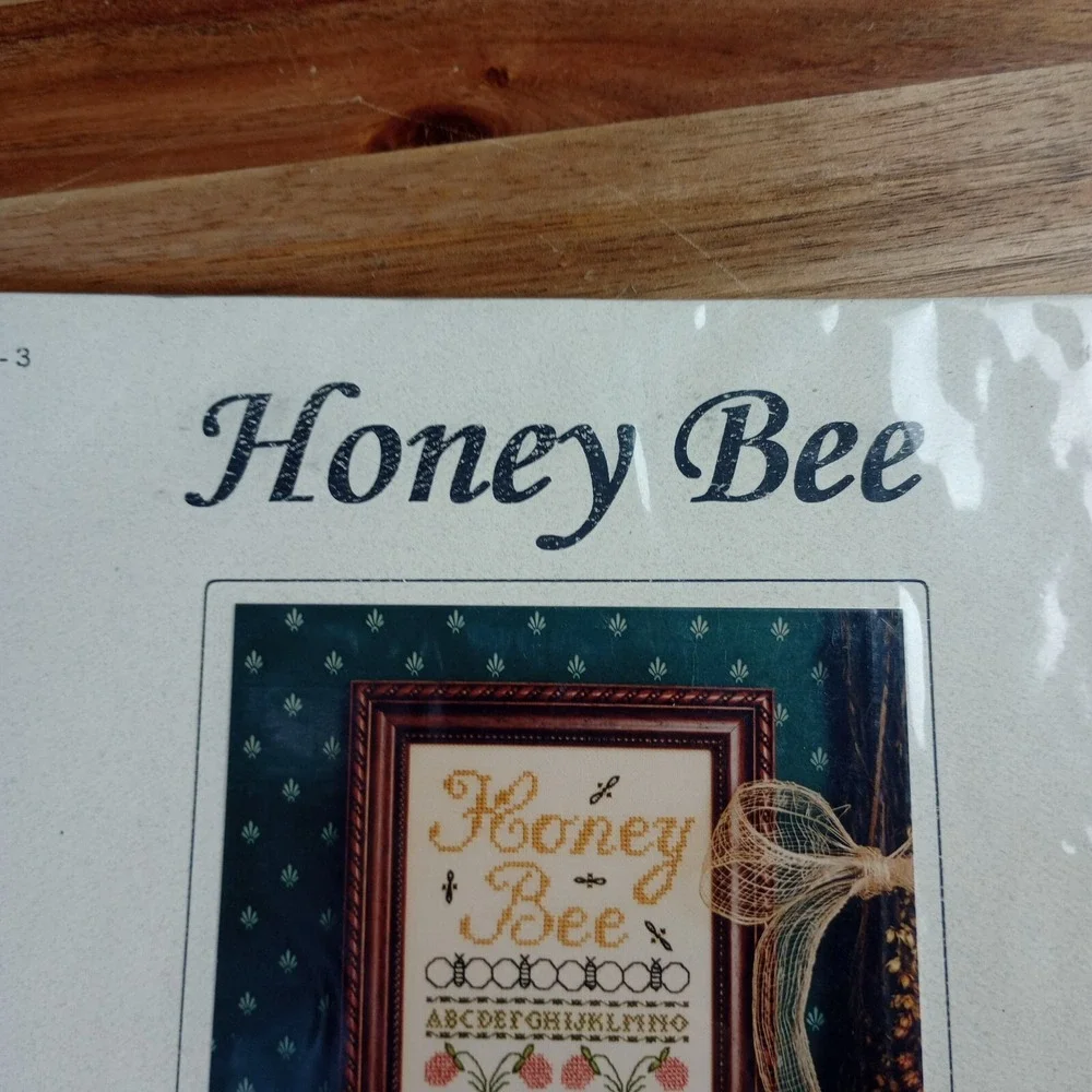 Hillside Samplings Honey Bee‎ Lesley Rudnicki Cross Stitch Pattern Chart ONLY!!